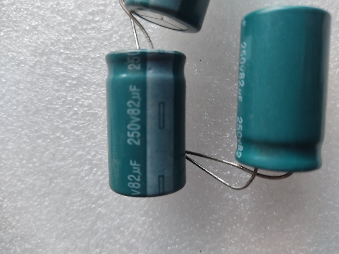 CAPICITOR 250V 82UF