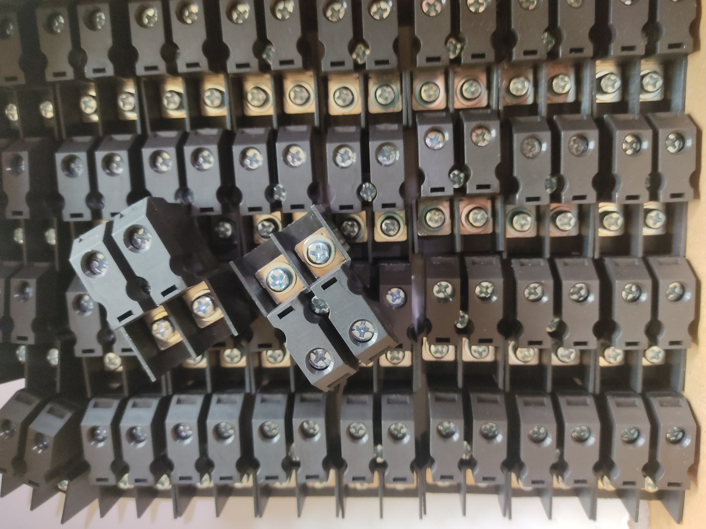 AC INPUT OUTPUT CONNECTOR 2 PIN