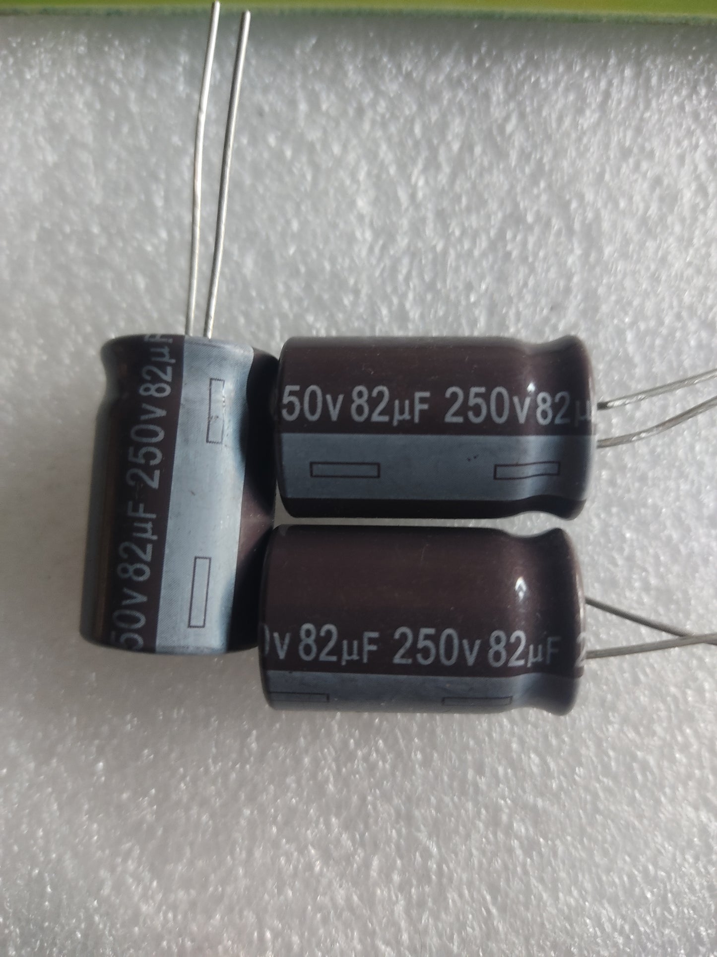 CAPICITOR 250V 82UF