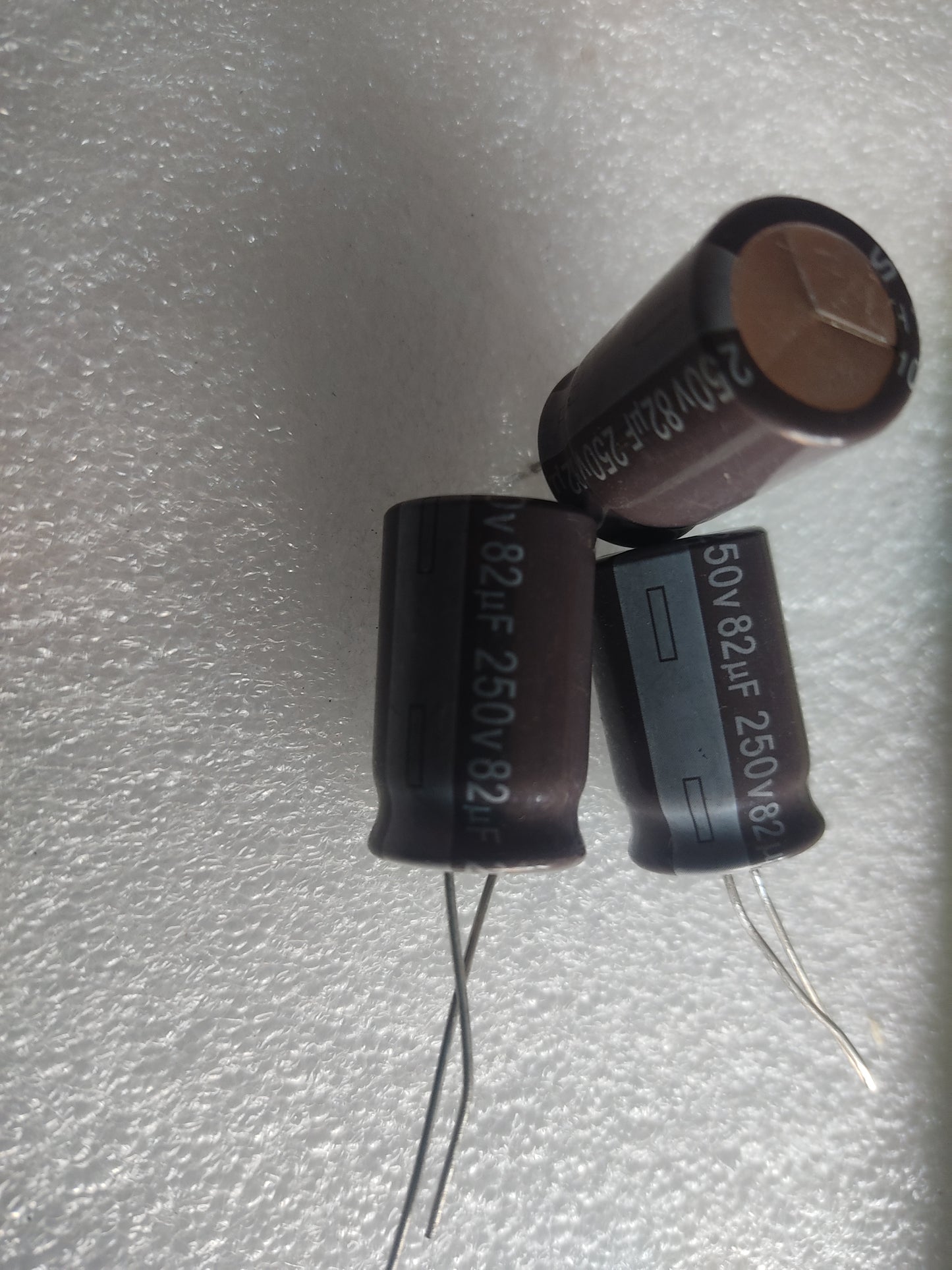 CAPICITOR 250V 82UF