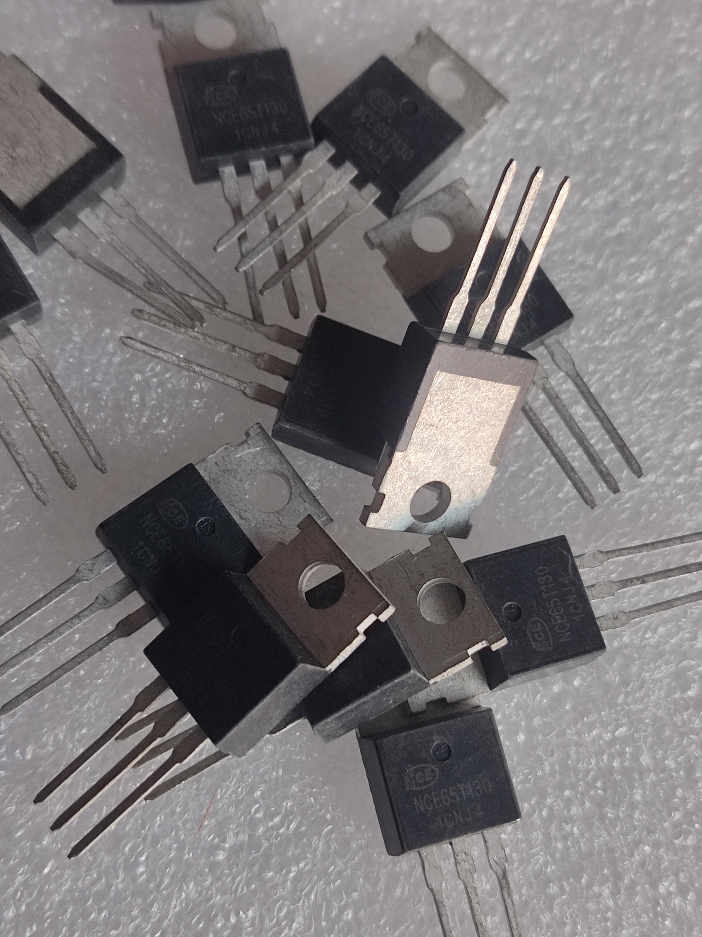 MOSFET 65T130